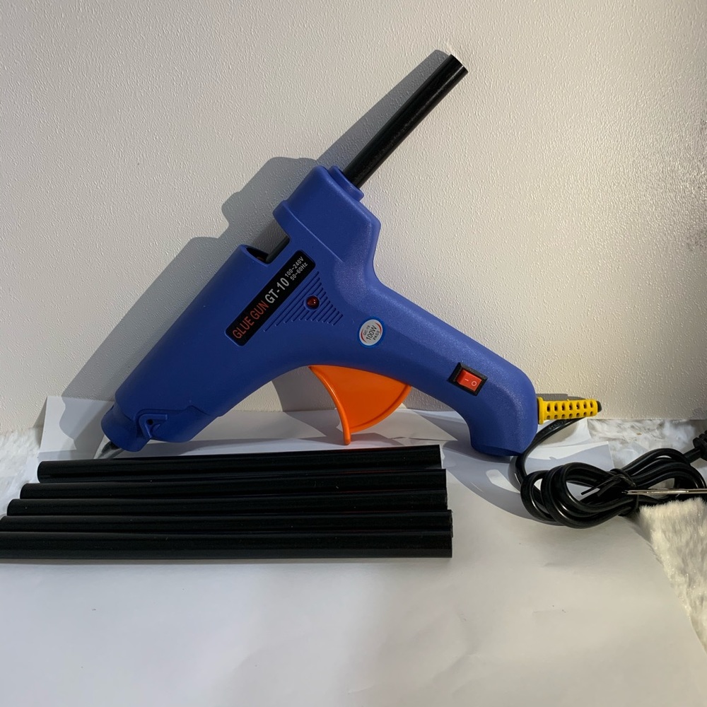 glue gun with 6 free glue sticks